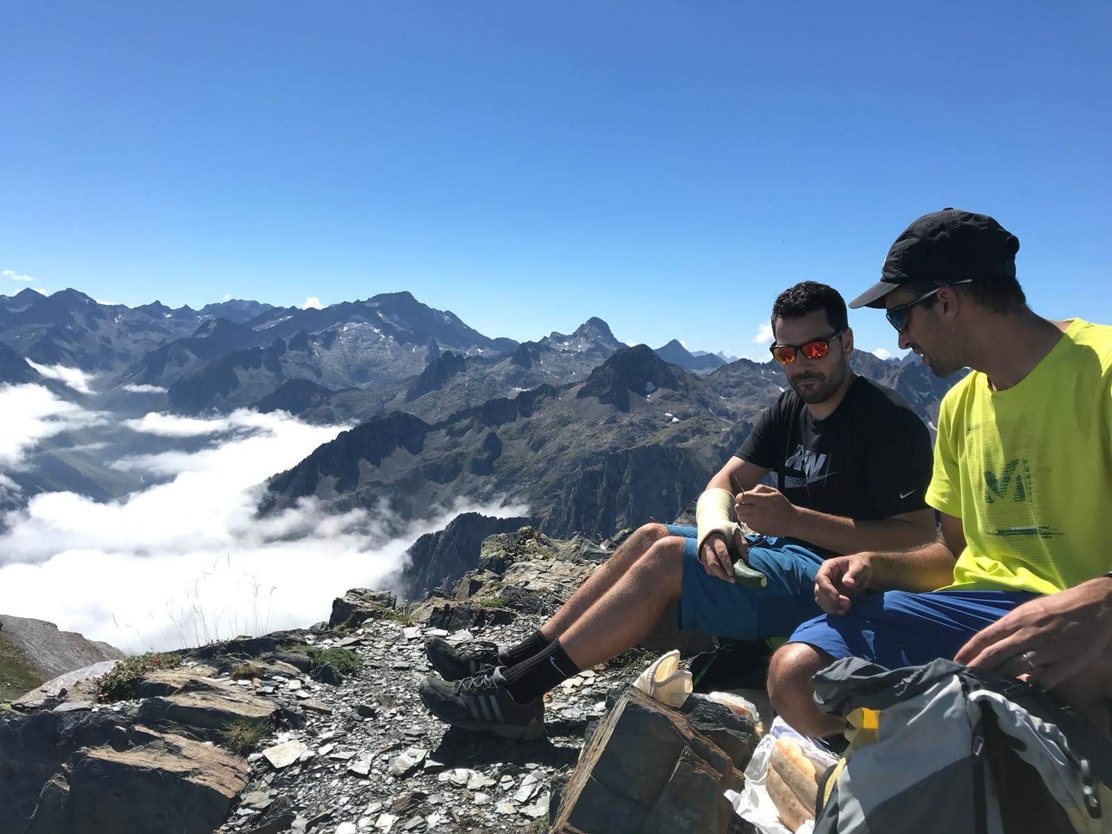 A spontaneous picnic in the Pyrenees: for the French, meals shared with friends are a cherished tradition!